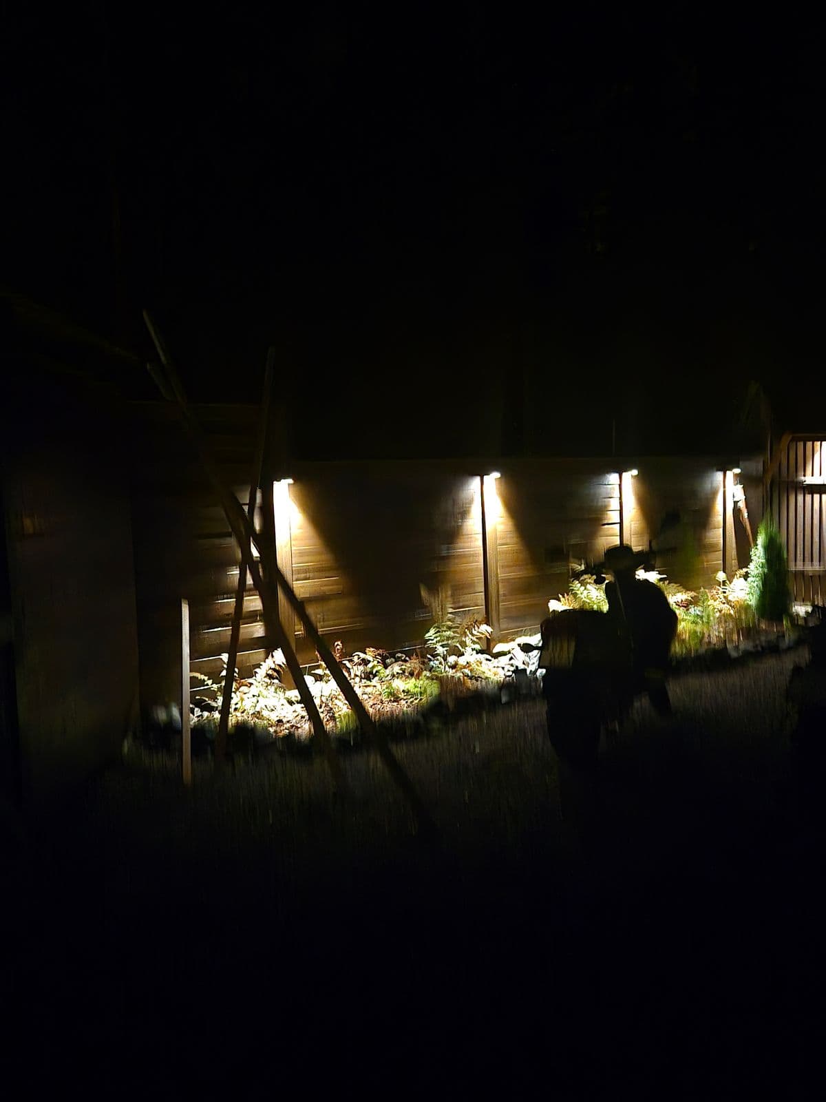 Belysning längs vårt trästaket