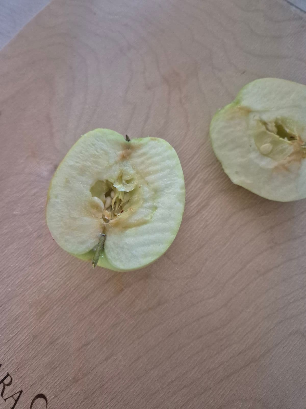 Epler delt i to på en skjærefjøl.